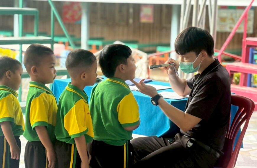 ตรวจฟันและเคลือบฟลูออไรด์